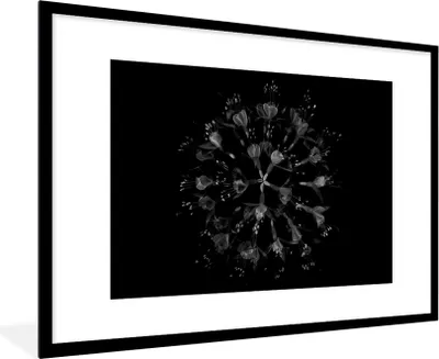 Produktbild von MuchoWow® Gerahmtes Poster Blume - Lila - Blau - Makro - Schwarz 90x60 cm - Poster mit Schwarzem Bilderrahmen Wandposter Rahmen Foto Bilder - Wanddekoration - Fotos