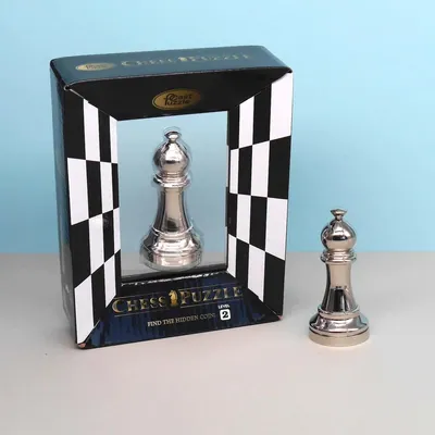 Silbernes Denkspiel in Form eines Läufers als edles Schachpuzzle in Verpackung mit Schachbrett-Design, Level 2.