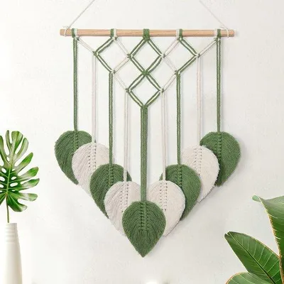 Productafbeelding van Unyqoos® Handgemaakt boho-macramé wanddecor, 53 x 40 cm, katoen met groene bladeren, houten stok en kralen – wanddecoratie voor slaapkamer en woonkamer