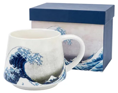 Zdjęcie produktu dla Filiżanka ceramiczna o pojemności 350 ml z motywem "Wielkiej fali", idealna do kawy i herbaty, bezpieczna do użytku w mikrofalówce i zmywarce, zapakowana w niebieskie pudełko prezentowe