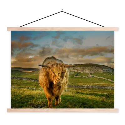 Produktbild von MuchoWow® Textilposter Schottischer Highlander - Gras - Berg 120x90 cm mit holzfarbenen Rahmen - Magnetisch