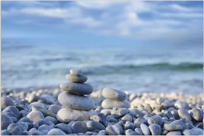 Produktbild von Wallario Wandbild Steinstapel am Strand, Größe: 61 x 91,5 cm, Poster mit rahmenlosen Bildhalter