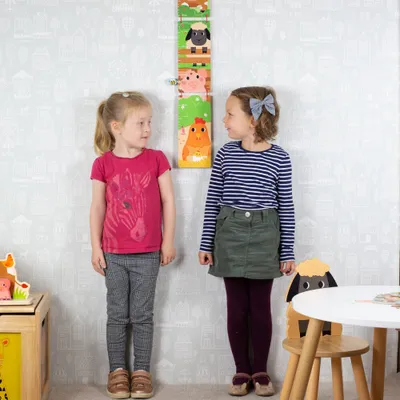 Produktbild von Höhentafel aus Holz Bauernhof mit Messpflock und Aufhängekordel für Kinder ab 3 Jahren 80cm bis 155cm