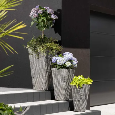 Produktbild von di volio Pflanzkübel Set VINCEZI 3 hohe quadratische Polyrattan Töpfe Grau