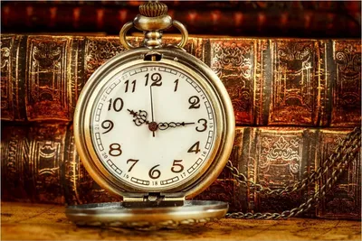 Produktbild von Wallario Premium Glasbild, freischwebende Optik, kräftige Farben, Größe 90 x 60 cm Motiv Alte Taschenuhr vor antiken Büchern