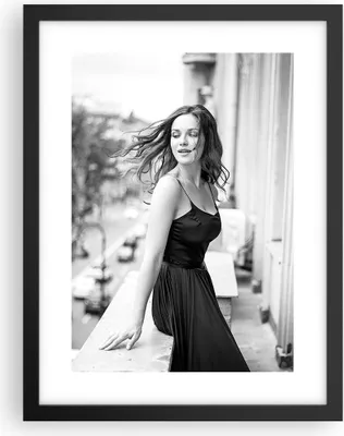 Produktbild von Gerahmtes Poster - Schwarzer Rahmen - Frau Balkon Straße - 30x40 cm - Wand Bild - Wanddeko - Wandbilder - Kunstposter - Wandposter - Bilderrahmen - Bilder - Kunstdruck - P2BPA30x40-5017