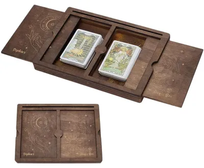 Produktbild von Schiebebox aus Holz für Tarotkarten, 24 x 17 x 3 cm, kokosnussbraun. Rechteckige Holzbox für Tarotkarten mit Mond- und Sonnenmotiv. Schiebebox.