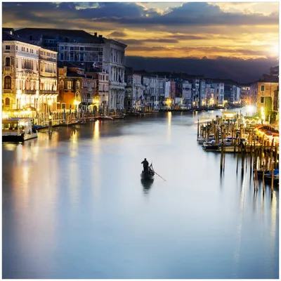Produktbild von Wallario Premium Glasbild, freischwebende Optik, kräftige Farben, Größe 30 x 30 cm Motiv Canal Grande in Venedig am Abend mit untergehender Sonne