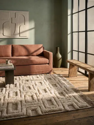 Teppich Beige rechteckig Editorial Interior als Designobjekt drapiert hochwertige Wohnaccessoires_#sku_SAF503119380244-SAF503119380245-SAF503119380246#