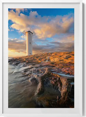 Produktbild von Leuchtturm über der Ostsee– Wandbild mit Rahmen – Gerahmtes Bild  – Wanddekoration – 70x100 cm –  Weiß Rahmen