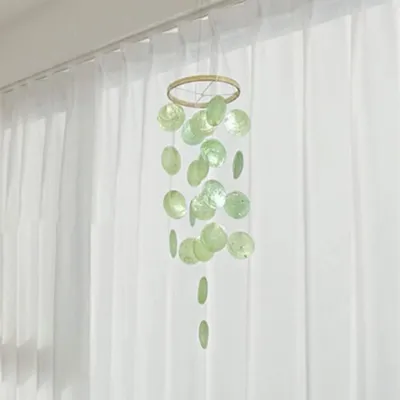 Immagine prodotto di Ghirlanda decorativa a forma di conchiglie, 43 cm, bianca/verde, realizzata con conchiglie di capiz e un anello in bambù