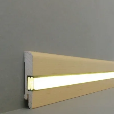 Produktbild von Licht - Fußleisten / Licht - Sockelleisten "Erfurt" (Echtholzfurnier / 15.70.5L) - Ahorn lackiert