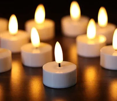 Immagine prodotto di 12 candeline LED senza fiamma alimentate a batteria con timer da 6 ore, candeline elettriche senza fiamma, effetto fiamma 3D realistico, candeline votive a LED per decorazioni festive, 3,5 cm