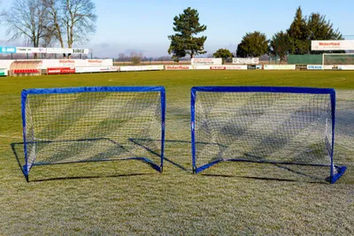 Produktbild von POWERSHOT Fußballtor POP UP - 1.8m x 1.2m - 2er Set - faltbares Garten Fußballtor für Kinder in BLAU/WEIß