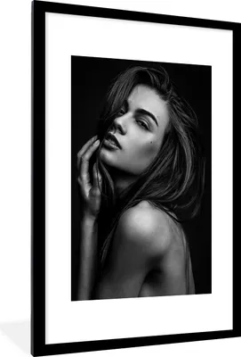 Produktbild von MuchoWow® Gerahmtes Poster Frau - Porträt - Schwarz und weiß 60x90 cm - Poster mit Schwarzem Bilderrahmen Wandposter Rahmen Foto Bilder - Dekoration - Wandposter Wohnzimmer - Hochwertig