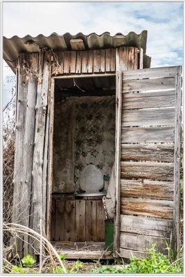 Produktbild von Wallario Wandbild Alte verwitterte Gartentoilette, Größe: 61 x 91,50 cm, Poster mit weißem Aluminiumrahmen