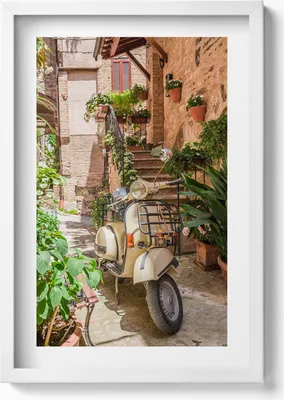Produktbild von Ein Motorrad auf einer italienischen Straße– Wandbild mit Rahmen – Gerahmtes Bild  – Wanddekoration – 40x60 cm – Weiß