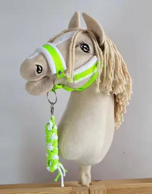 Produktbild von Hobby Horse Set: A3 Halfter mit weißem Fell + Strickleine - Neongrün/Weiß