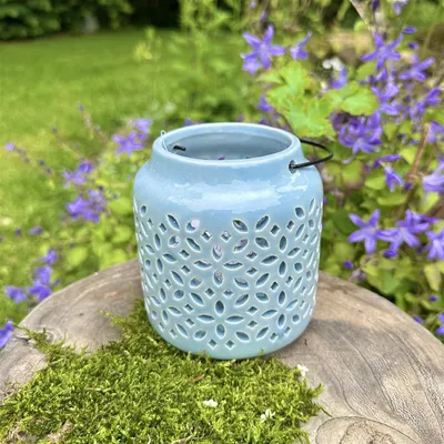 Produktbild von Windlicht aus hellblauem Keramik mit Tragebügel