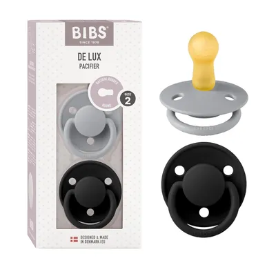 Imagen del producto de BIBS De Lux, set de 2 chupetes, sin BPA, tetina con forma de cereza. Hecho de caucho natural / látex, fabricado en Dinamarca. Talla 2 (6-18 meses), color nube /