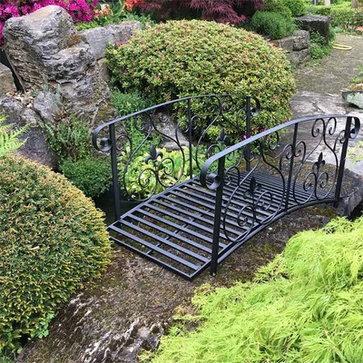 Produktbild von Metall Gartenbrücke Fleur de Lis Design 122x60x56 cm, witterungsbeständig, bis 130 kg belastbar