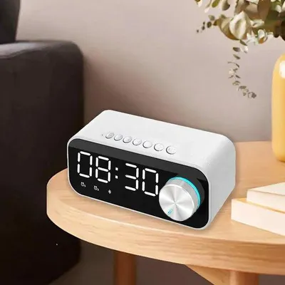 Produktbild von Reiswekker mit Bluetooth-Lautsprecher, digitale Weckerfunktion, LED-Anzeige, USB-Ladepunkt, oplaadbar, weiß.