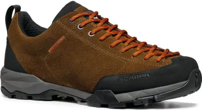 Wanderschuhe "Mojito Trail" von Scarpa in Braun mit orangefarbenen Schnürsenkeln und robustem Gummischutz.