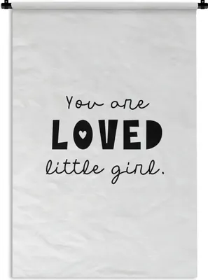 Produktbild von MuchoWow® Wandteppich Wandbehang Zitate - Sprichwörter - Du bist geliebtes kleines Mädchen - Kinder - Liebe 90x135 cm Tapisserie Dekoration Wandtuch - Baumwolle - Wandskulptur