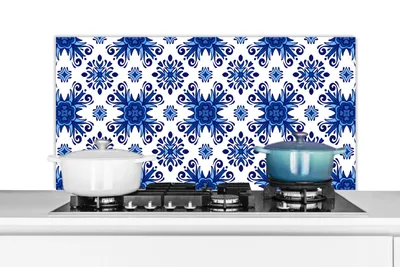 Produktbild von KitchenYeah®  Spritzschutz Küche - Küchenrückwand - Wandschutz für Herd und Spüle - Fliese - Blume - Blau - Muster 100x50 - Alu-Dibond (Alternative zum Spritzschutz aus Glas) - Hitzebeständig - Herdsp