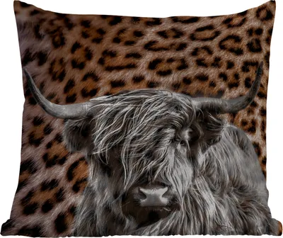 Produktbild von MuchoWow® Outdoor Kissen - Schottisches Hochlandrind - Kuh - Pantherdruck - 60x60 cm - Wetterfest - Lounge Kissen - Dekoration - Schlaf Kissen