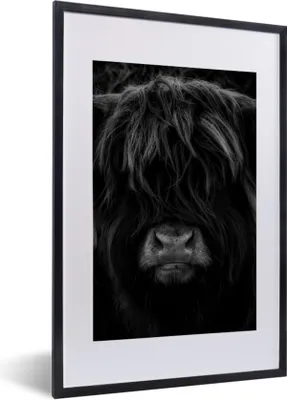 Produktbild von MuchoWow® Gerahmtes Poster Schottischer Highlander - Kuh - Schwarz - Weiß - Porträt 40x60 cm - Poster mit Schwarzem Bilderrahmen Wandposter Rahmen Foto Bilder - Poster in Rahmen