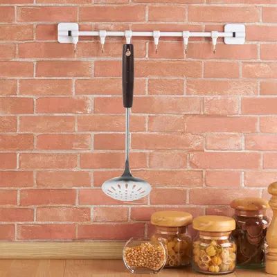 Produktbild von Tragbarer Schlitzlöffel aus Edelstahl mit Holzgriff zum Servieren und Abtropfen