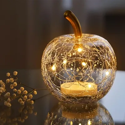 Image de Mini pomme en verre craquelé 7 cm avec 5 LED fonctionnant sur piles avec minuterie - transparente - fruit décoratif aspect verre craquelé blanc chaud