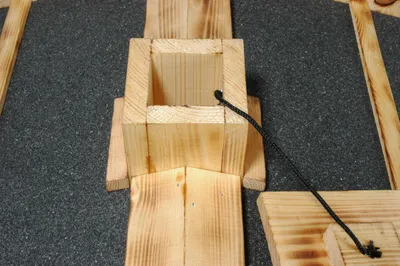 Imagen del producto de Comedero para pájaros de madera maciza, de 47 x 45 x 32 cm, con techo impermeable de betún, ideal para el jardín