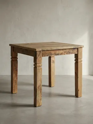 Produktbild von Esstisch "Diana": Landhaus-Stil, Massivholz, rustikal, stabil, pflegeleicht. Braun, 80x80x76 cm | Kadima Design