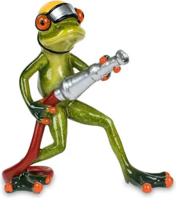 Froschfigur als Feuerwehrfrosch der einen Wasserschlauch hält. Die Figur ist humorvoll und verspielt