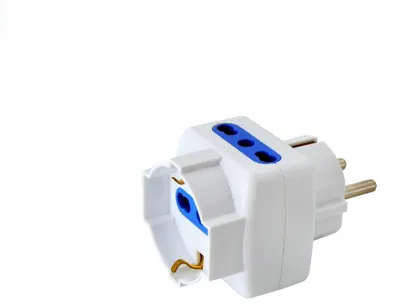 Produktbild von Alcapower 16A Dreifach-Adapter, 2 Bipasso- und 1 Universal-Buchse, Weiß, kompaktes Design für sichere Mehrfach-Hausanschlüsse.