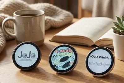 Produktbild von JoJos Vision Button – Der digitale Mini-Bildschirm zum Anstecken farbe