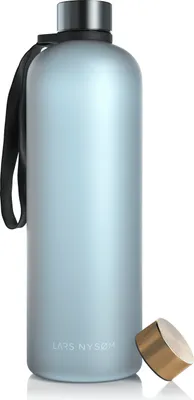 Produktbild von LARS NYSØM Trinkflasche 1,5l | Ultraleichte Tritan Sport Flasche, Kohlensäure geeignet | Ideal für Sport, Büro, Yoga | 2 Deckel inkludiert 1500ml Baby Blue