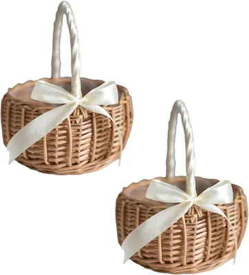 Image de Deux paniers en osier tressé à la main, petits paniers avec des anses, pour la décoration de fêtes