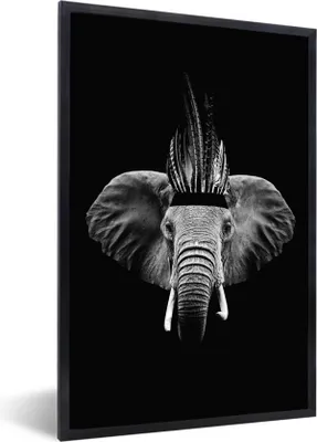 Produktbild von MuchoWow® Gerahmtes Poster Elefant mit indischen Käfig vor schwarzem Hintergrund - schwarz und weiß 20x30 cm - Poster mit Schwarzem Bilderrahmen Wandposter Rahmen Foto Bilder - Drucken - Bilder Poster im Rahmen