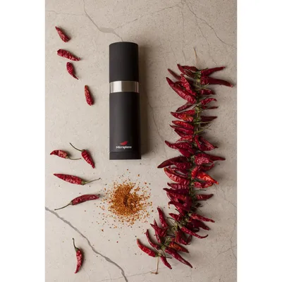 Zdjęcie produktu dla Mikser do chili Microplane, przeznaczony do suszonych papryczek chili, wyposażony w ostrza ze stali nierdzewnej o ostrości porównywalnej z ostrzami maszynek do golenia – wyprodukowany w USA