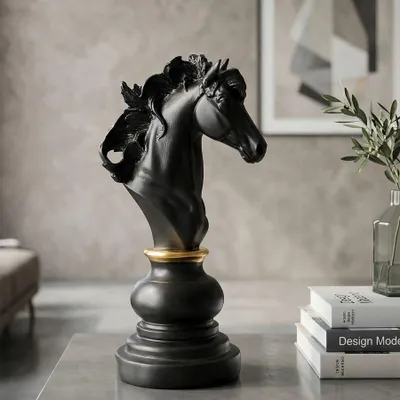 Immagine prodotto di Scacchiera, pedina a forma di cavallo, resina sintetica opaca, 14x11x27 cm, nero e oro, design di Mauro Ferretti