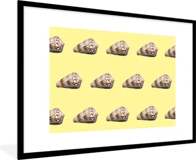 Produktbild von MuchoWow® MuchoWow® Gerahmtes Poster Muscheln - Muster - Gelb 90x60 cm - Poster mit zchwarzem Bilderrahmen - Wanddekoration - Fotos
