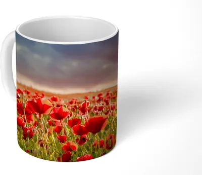 Produktbild von MuchoWow® Tasse Kaffeetasse Kaffeebecher 350 ml Sonnenuntergang über einem Feld von Mohnblumen Teetasse - Fototasse - Becher - Keramikbecher - Teebecher - Kaffeetasse - Bürotasse