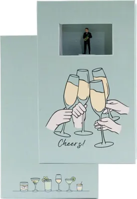 Produktbild von NOCH Geschenkbox „Cheers!“, mit Miniaturfigur, 9 x 15 cm, magnetischer Verschluss – perfekte Verpackung für Geldgeschenke und Gutscheine