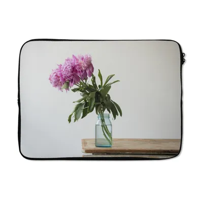 Produktbild von MuchoWow® Laptop Hülle 13 Zoll Rosa Pfingstrosen in einer blauen Vase Laptoptasche - Laptophülle - Sleeve - Rundumschutz