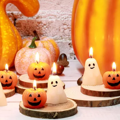 Image de 12 bougies en forme de citrouille d'Halloween, parfumées et décoratives. Petites bougies amusantes, idéales pour la décoration d'automne, pour Thanksgiving ou comme cadeaux pour une fête d'Halloween
