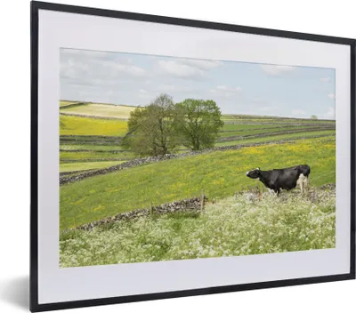 Produktbild von MuchoWow® MuchoWow® Gerahmtes Poster Kuh - Blumen - Tiere 40x30 cm - Poster mit zchwarzem Bilderrahmen - Bilderrahmen - Poster im Rahmen
