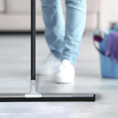 Obrázek produktu pro Kovová stěrka na podlahu 60 cm – účinné čištění – stříbrná